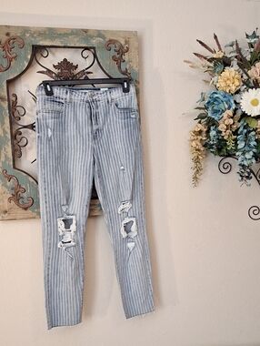🔥🔥CLEARANCE ITEM🔥🔥Eunina Striped Skinny Jeans with Knee Rips. Size 9